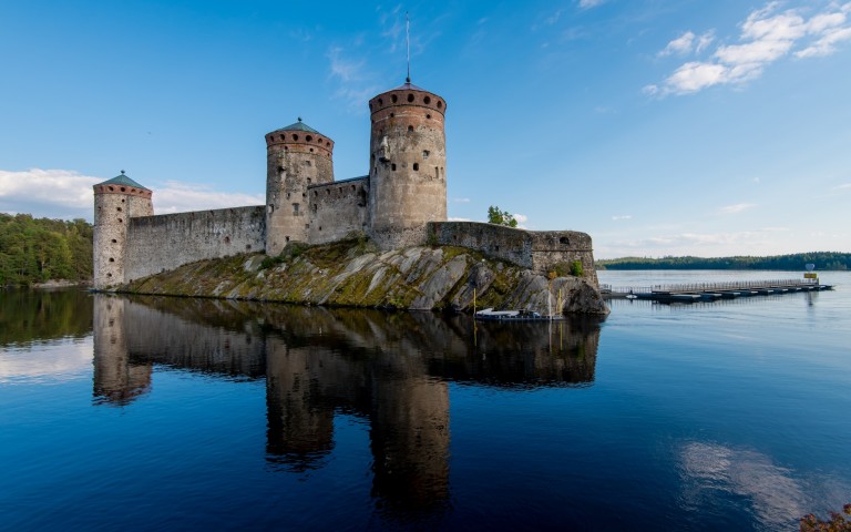 Burg Olavinlinna thront mächtig im Strom vor Savonlinna