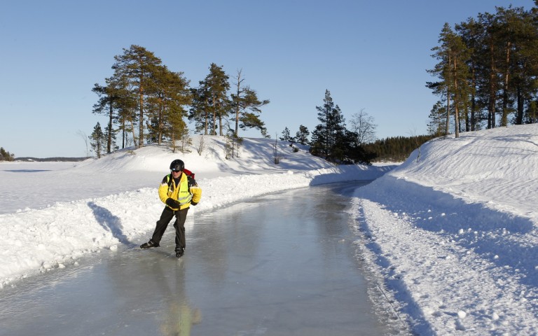 Nur auf der Seenplatte Saimaa in Finnland: tagelang Schlittschuhwandern