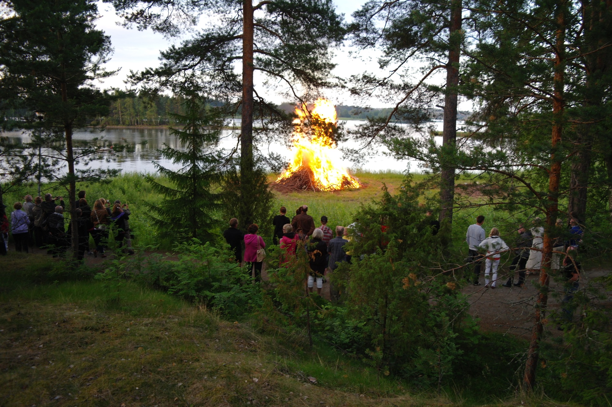 Juhannuskokko palaa järven rannalla.