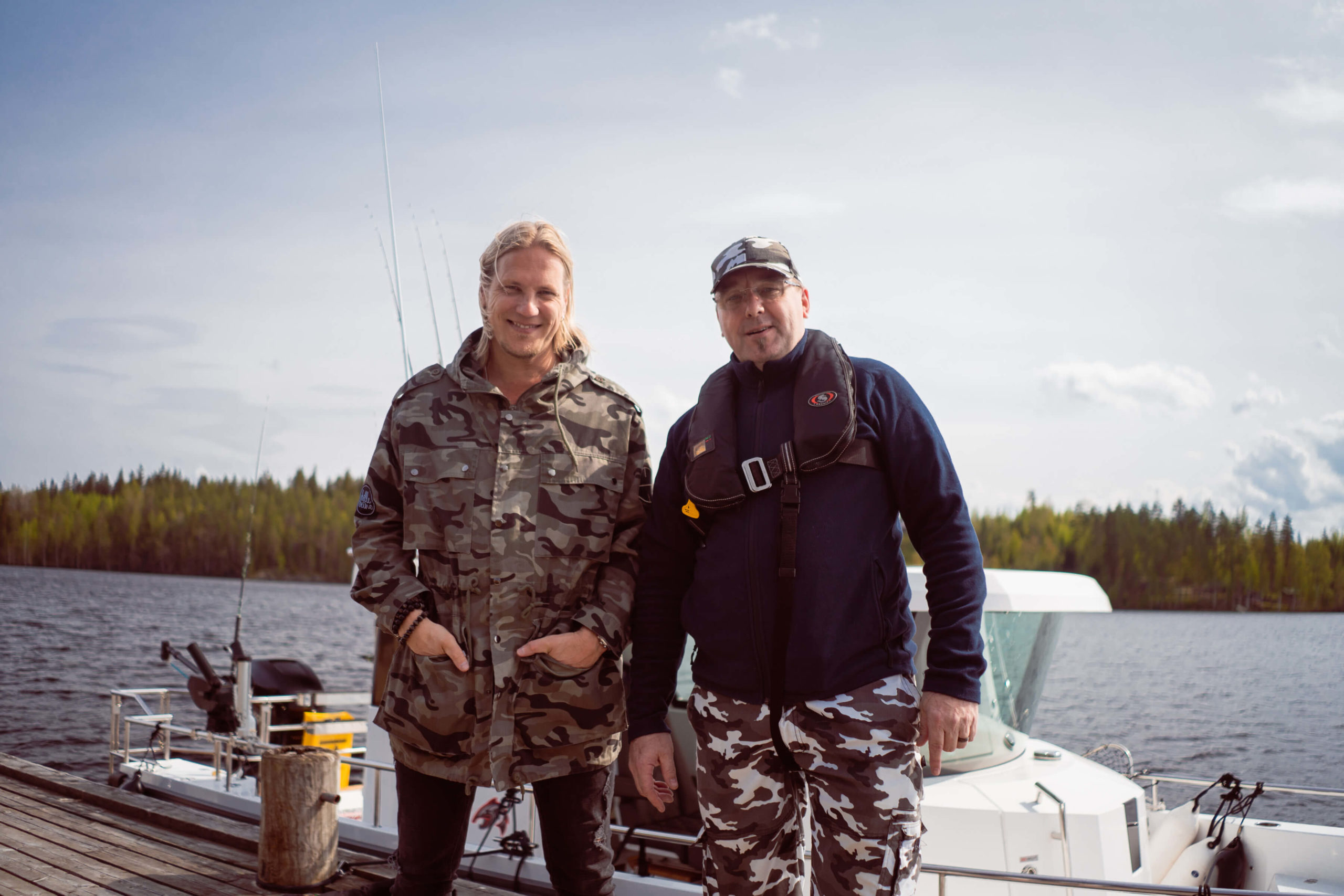 Sami Kuronen ja kalaopas Mika Kärkkäinen.