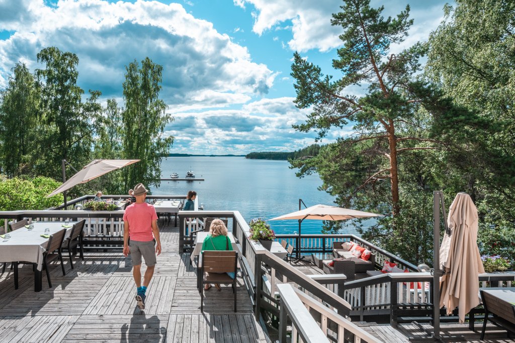 Sahanlahti_terassi2021__kuva_Pihla_Liukkonen_kontrastia-13 Näkymä Saimaalle Sahanlahden Rantamakasiinin terassilta.