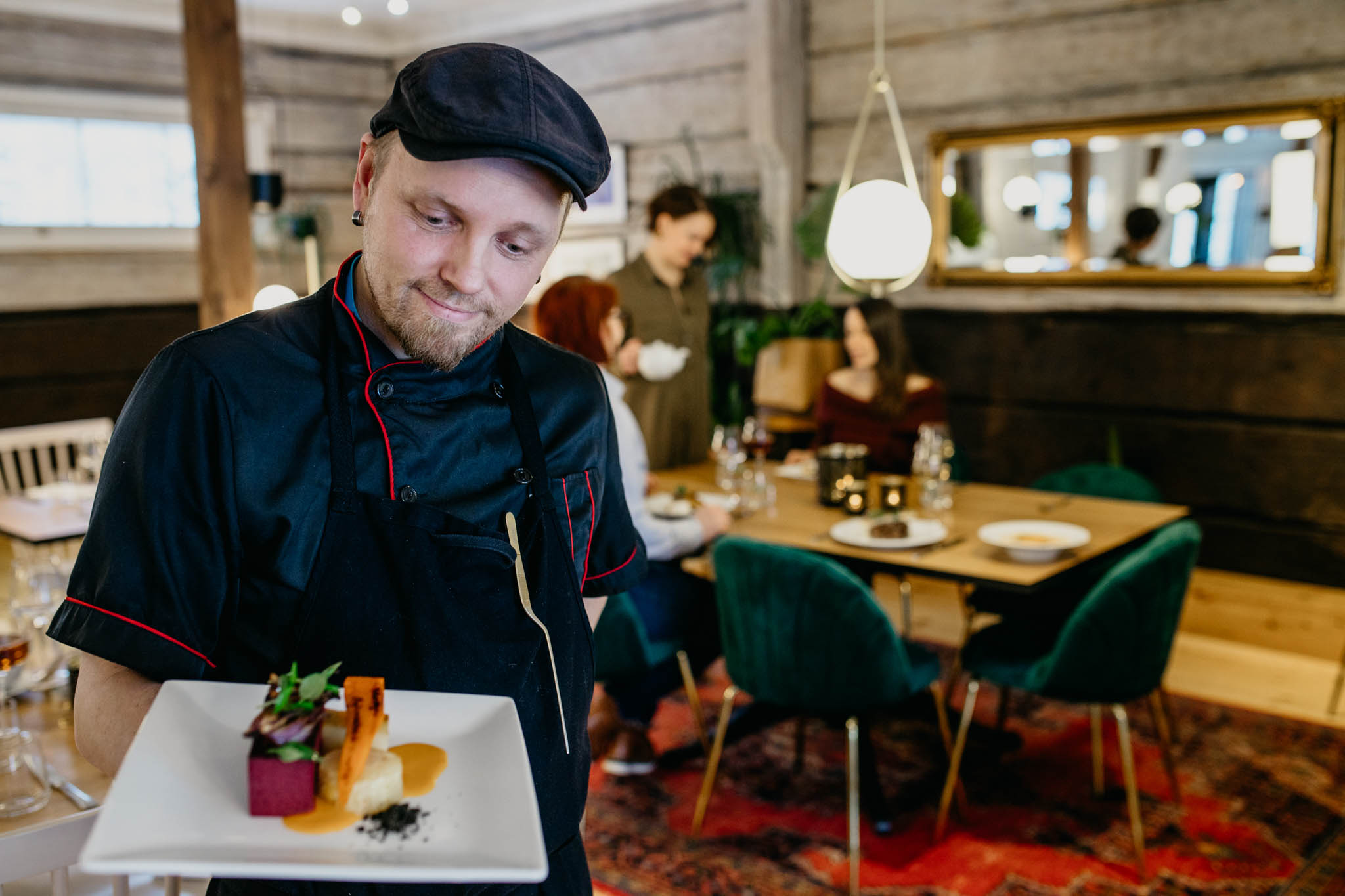 Photographer Jonne Vaahtera TeaHouse Bistron keittiömestari ja ruoka-annos.