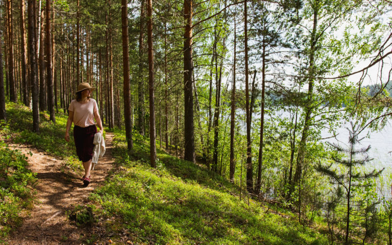 Kolme askelta syvään metsäkylpykokemukseen