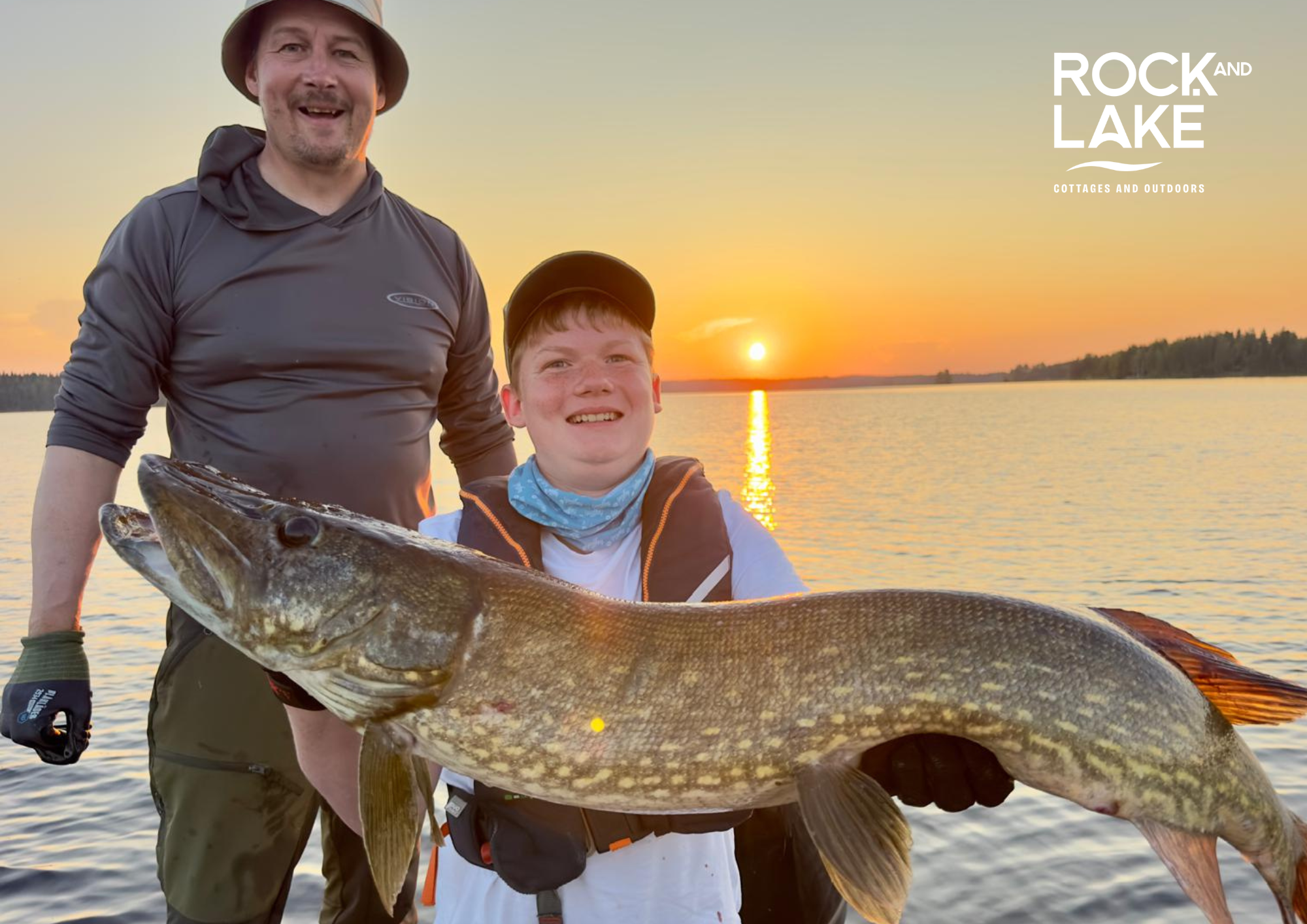 Angler mit einem großen Hechtfang Rock & Lake